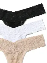 3 Pack Signature Lace® Low Rise Thongs(BLACK WHITE CHAI,OS (2-12))